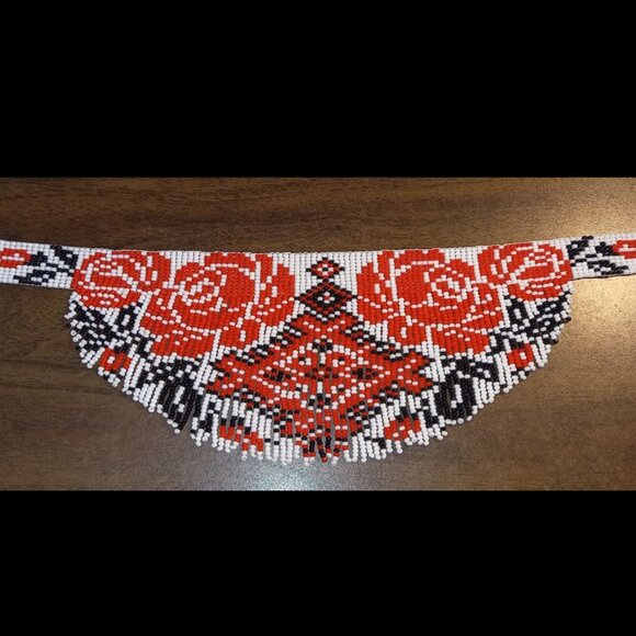 🌹 Beaded Fringed Choker with Rose Motifs 🌹 - Picture 2 of 3